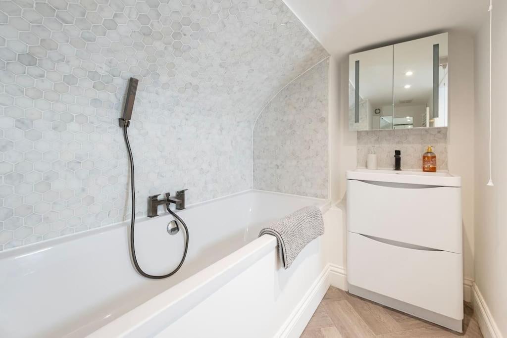Spacious Apartment - 5 Minutes Walk To Bath Abbey Exterior photo